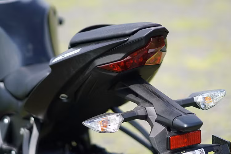 Yên sau của xe được bố trí tinh gọn đồng thời phần đuôi xe cũng được vuốt cao lên tạo dáng ngồi thể thao nhất có thể y như style của những siêu môtô đua GP. Cụm đèn hậu thiết kế tách rời với xi nhan được hạ thấp.