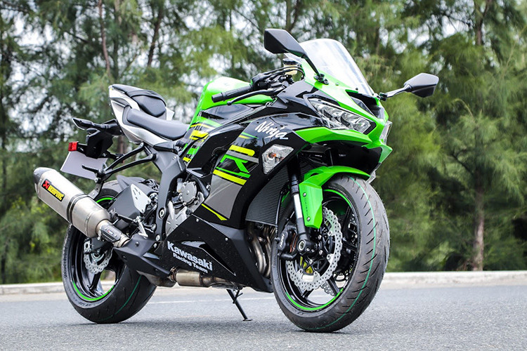 Mẫu xe môtô Kawasaki ZX-6R là một trong những chiếc sportbike tầm trung được tạo ra nhằm cạnh tranh trong dòng xe 600cc, dòng xe được các hãng gọi là bản sao của những chiếc siêu xe trường đua. Ví dụ như Honda CBR600 và Yamaha YZF-R6 là các đối thủ đáng gờm của chiếc xe này.