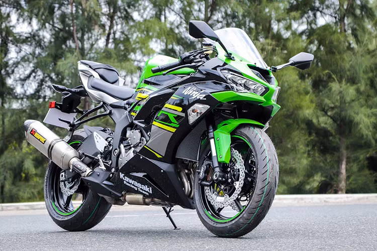 Mẫu xe môtô Kawasaki ZX-6R là một trong những chiếc sportbike tầm trung được tạo ra nhằm cạnh tranh trong dòng xe 600cc, dòng xe được các hãng gọi là bản sao của những chiếc siêu xe trường đua. Ví dụ như Honda CBR600 và Yamaha YZF-R6 là các đối thủ đáng gờm của chiếc xe này.