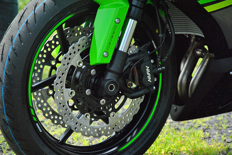 Ở phía trước, Kawasaki đã trang bị cho ZX-6R dàn phuộc USD đường kính ti trong 41mm Showa SFF-BP với khả năng điều chỉnh được hoàn toàn các thông số như độ cứng, độ nảy và tải trọng. Tương tự, phuộc sau cũng điều chỉnh toàn phần, nhưng là loại monoshock với điểm kết nối dưới gắp Uni Trak do Kawasaki thiết kế. 