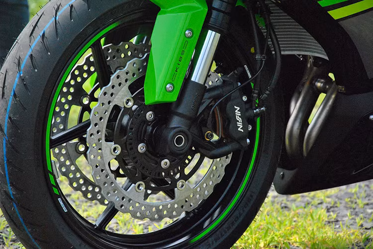 Ở phía trước, Kawasaki đã trang bị cho ZX-6R dàn phuộc USD đường kính ti trong 41mm Showa SFF-BP với khả năng điều chỉnh được hoàn toàn các thông số như độ cứng, độ nảy và tải trọng. Tương tự, phuộc sau cũng điều chỉnh toàn phần, nhưng là loại monoshock với điểm kết nối dưới gắp Uni Trak do Kawasaki thiết kế. 