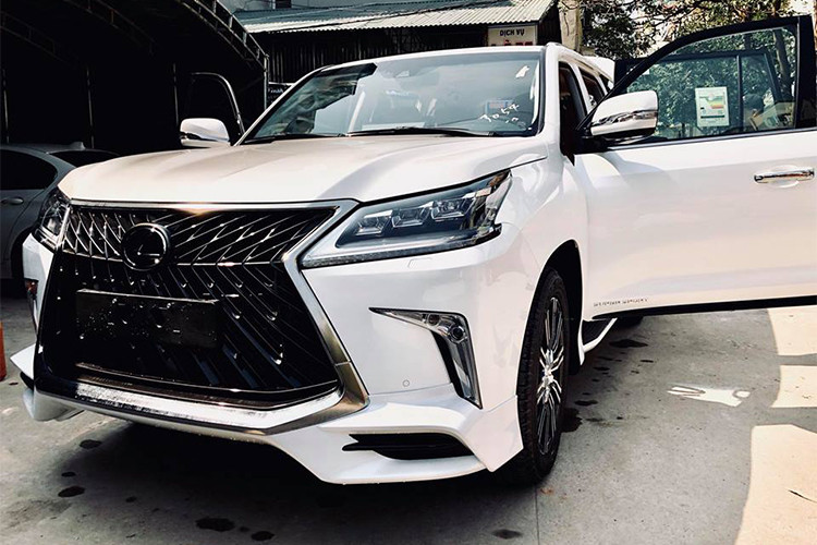 Bộ đôi xe sang Lexus LX570 Super Sport 2018 màu đen và trắng độc nhất Việt Nam thuộc diện nhập khẩu tư nhân và có mức giá chào bán khoảng hơn 10 tỷ đồng. Như vậy, so với giá bán Lexus LX570 bản tiêu chuẩn đang được phân phối chính hãng với mức giá 7,81 tỷ thì phiên bản Super Sport 2018 có giá bán đắt hơn 3 tỷ đồng.
