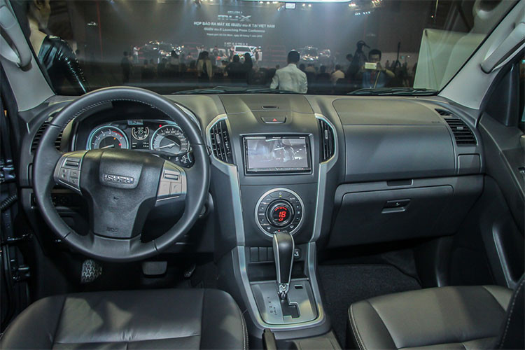 Isuzu MU-X ra mắt lần đầu vào năm 2013 và đã trở thành một mẫu SUV hạng trung tương đối được ưa chuộng tại các nước châu Á. Sau gần 5 năm, chiếc xe đã vừa được Isuzu nâng cấp lớn giữa vòng đời với một số thay đổi nhẹ ở ngoại thất và nội thất mới mẻ, tiện nghi hơn.