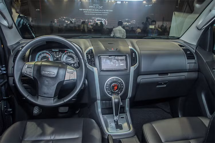 Isuzu MU-X ra mắt lần đầu vào năm 2013 và đã trở thành một mẫu SUV hạng trung tương đối được ưa chuộng tại các nước châu Á. Sau gần 5 năm, chiếc xe đã vừa được Isuzu nâng cấp lớn giữa vòng đời với một số thay đổi nhẹ ở ngoại thất và nội thất mới mẻ, tiện nghi hơn.