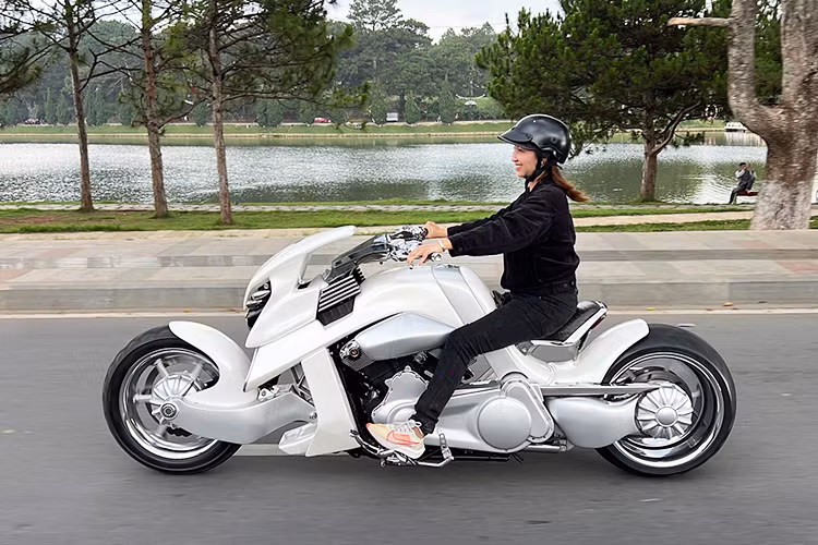 Không chỉ đam mê môtô, trong những năm qua các thành viên CLB môtô thể thao Anh Em Đà Lạt cũng rất tích cực trong các hoạt động thể thao của địa phương. Hầu hết những sự kiện thể thao lớn của thành phố Đà Lạt, của tỉnh Lâm Đồng như: Đại hội TDTT, các giải đua xe đạp, lễ hội hoa, ra quân cho các hoạt động xã hội… đều có sự góp mặt, hỗ trợ của họ.