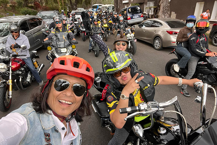 “Nhiệm vụ của CLB hiện nay là duy trì hoạt động của các thành viên vào nề nếp, tuân thủ pháp luật, an toàn giao thông, tích cực tham gia các hoạt động thể thao lành mạnh, giúp đỡ và khuyến cáo các bạn trẻ tránh xa các tệ nạn xã hội… ” - đại diện CLB môtô thể thao Anh Em Đà Lạt cho hay. 