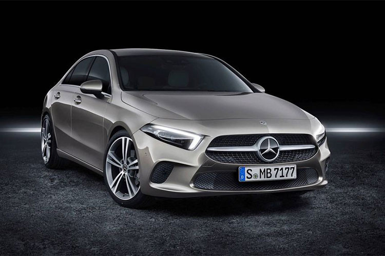 Mẫu xe Mercedes-Benz A-Class 2019 vừa chính thức ra mắt với 2 cấu hình A220 và A220 4Matic. Ở phiên bản mới, xe sở hữu một ngoại hình “đậm chất CLA”, hệ số lực cản chỉ 0,22, hệ thống thông tin giải trí MBUX đặc trưng của Mercedes và hệ thống Intelligent Drive từ S-Class.