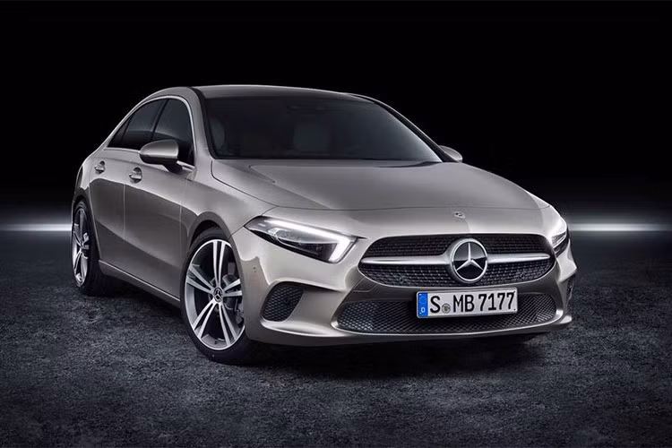 Mẫu xe Mercedes-Benz A-Class 2019 vừa chính thức ra mắt với 2 cấu hình A220 và A220 4Matic. Ở phiên bản mới, xe sở hữu một ngoại hình “đậm chất CLA”, hệ số lực cản chỉ 0,22, hệ thống thông tin giải trí MBUX đặc trưng của Mercedes và hệ thống Intelligent Drive từ S-Class.
