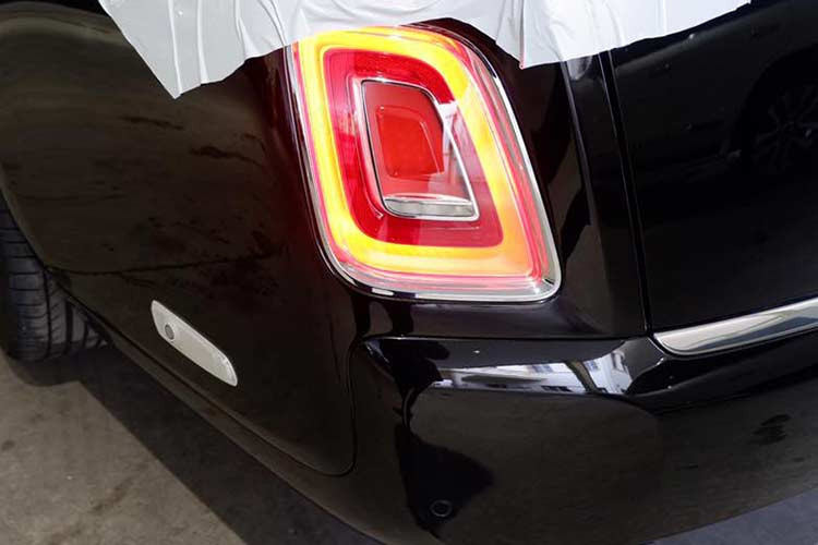 So với những chiếc Rolls-Royce Phantom tại Việt Nam đã có 14 năm tại vị, Rolls-Royce Phantom thế hệ thứ 8 tại Campuchia vẫn giữ dáng thiết kế đặc trưng nhưng được trang bị "đôi mắt" mới sắc sảo hơn và ứng dụng công nghệ hiện đại như đèn pha Laser kết hợp cùng dải đèn LED chiếu sáng ban ngày. Biểu tượng "thiếu phụ bay" Spirit of Ecstasy nổi tiếng nằm cao hơn gần 12 mm trên nắp capô.