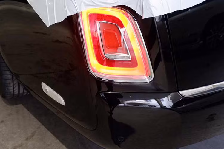 So với những chiếc Rolls-Royce Phantom tại Việt Nam đã có 14 năm tại vị, Rolls-Royce Phantom thế hệ thứ 8 tại Campuchia vẫn giữ dáng thiết kế đặc trưng nhưng được trang bị "đôi mắt" mới sắc sảo hơn và ứng dụng công nghệ hiện đại như đèn pha Laser kết hợp cùng dải đèn LED chiếu sáng ban ngày. Biểu tượng "thiếu phụ bay" Spirit of Ecstasy nổi tiếng nằm cao hơn gần 12 mm trên nắp capô.