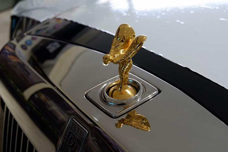 Cặp đôi Rolls-Royce Phantom VIII đang chờ các đại gia Campuchia đến rước đều có chung bộ áo màu đen và cùng thuộc phiên bản trục cơ sở dài EWB. Điểm nhấn của bộ đôi Rolls-Royce Phantom thế hệ thứ 8 này còn nằm ở việc logo Spirit of Ecstasy mạ vàng.