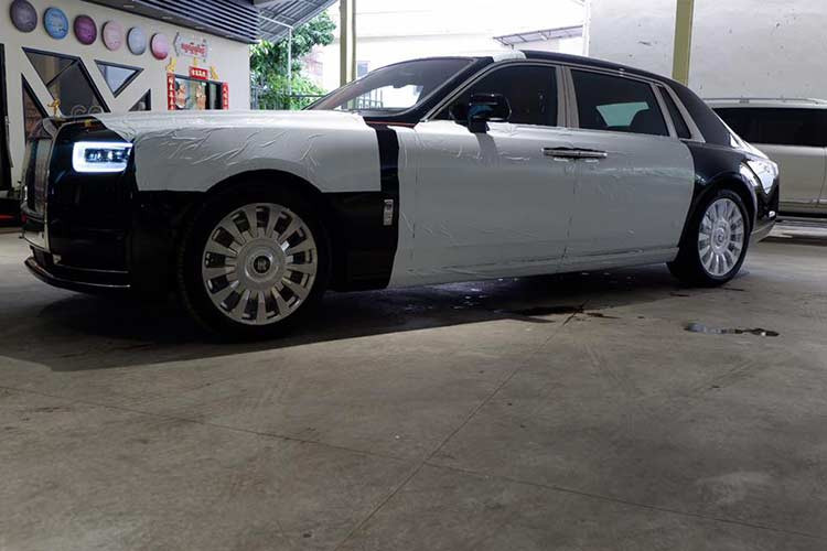 Rolls-Royce Phantom thế hệ thứ 8 sử dụng khối động cơ V12, tăng áp kép, dung tích 6,75 lít, tạo ra công suất tối đa 563 mã lực, mạnh hơn 110 mã lực so với thế hệ thứ 7 và mô-men xoắn cực đại đạt 900 Nm, tăng 180 Nm so với thế hệ cũ.