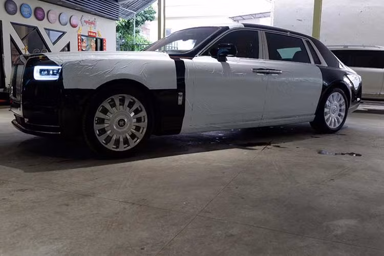 Rolls-Royce Phantom thế hệ thứ 8 sử dụng khối động cơ V12, tăng áp kép, dung tích 6,75 lít, tạo ra công suất tối đa 563 mã lực, mạnh hơn 110 mã lực so với thế hệ thứ 7 và mô-men xoắn cực đại đạt 900 Nm, tăng 180 Nm so với thế hệ cũ.