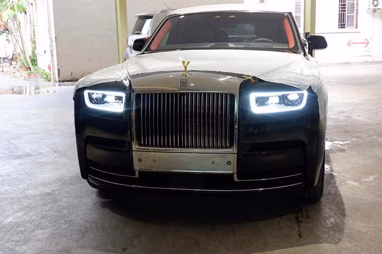 Được biết, ngoài 2 chiếc Rolls-Royce Phantom thế hệ thứ 8 này, công ty nhập khẩu tư nhân ở Campuchia còn có "hàng nóng" đó chính là chiếc Rolls-Royce Cullinan mới cập bến xứ sở chùa tháp vào chiều hôm qua. Đây cũng là mẫu xe đang được nhà giàu Việt chờ ngày về nước.