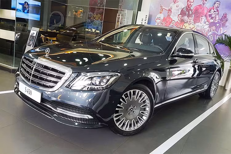 Mercedes-Benz Việt Nam đang phân phối 2 phiên bản S-Class 2018 bao gồm: S450 L và S450 L Luxury với mức giá 4,199 tỷ và 4,759 tỷ đồng. Trong đó, phiên bản S450 L là phiên bản cao cấp nhất trong 02 phiên bản, và chắc chắn xe S450L Luxury lắp mâm Maybach này có giá bán cao hơn một chút so với mức giá đề xuất là 4,759 tỷ đồng.