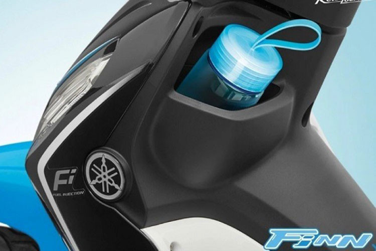 Thân xe của Yamaha Finn 2023 được tạo nên từ nhiều mảng lớn do đó không có nhiều điểm nhấn đặc biệt. Đầu xe cũng được thiết kế tương đối đơn giản với cụm đèn chính hình đa giác được đặt cao. Đi kèm là hệ thống đèn xi nhan được vuốt dài ở hai bên yếm xe.