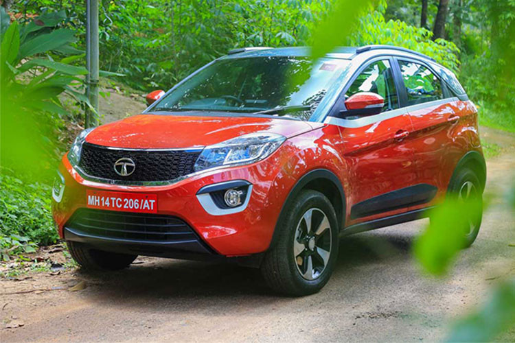 Cụ thể, phần đầu xe nổi bật với bộ lưới tản nhiệt uốn cong dạng tổ ong khá bắt mắt, đèn pha lớn mở rộng sang hai bên cùng đèn sương mù gương cầu bao bởi đường viền màu trắng, cản trước mở rộng với khe hút gió lớn.