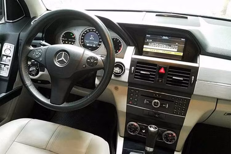 Vô-lăng loại 3 chấu bọc da tích hợp nhiều phím chức năng hỗ trợ người người lái. Cần số bọc da với đỉnh gắn logo ngôi sao 3 cánh. Khoang hành khách phía sau rộng rãi cho 3 người ngồi, vị trí giữa tích hợp bệ tỳ tay cơ động và khay để cốc. Cửa gió điều hòa riêng biệt.