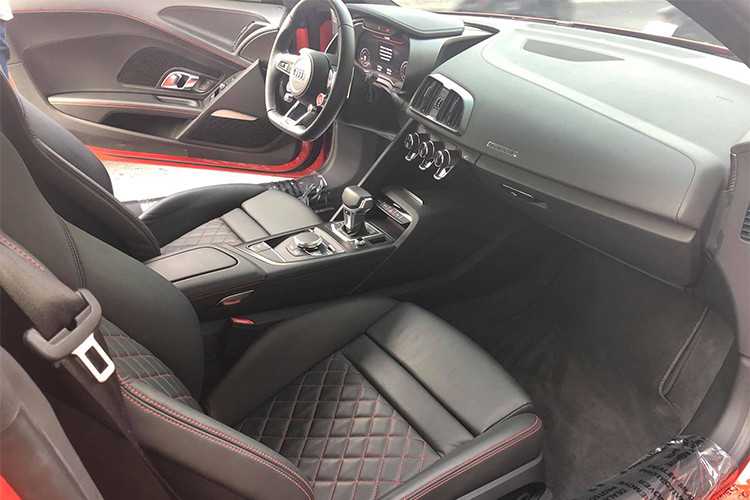 Đằng sau xe có hốc gió cỡ lớn, cản va kiểu mới và đèn hậu dạng LED. Ngoài ra, Audi R8 V10 Plus 2016 còn được trang bị cánh gió bằng sợi carbon cố định ở đuôi xe. Nội thất của xe ấn tượng với vô-lăng thiết kế 3 chấu thể thao, tích hợp nhiều phím chức năng. Ghế ngồi bọc da cao cấp với điểm nhấn là các đường viền chỉ màu đỏ ấn tượng.