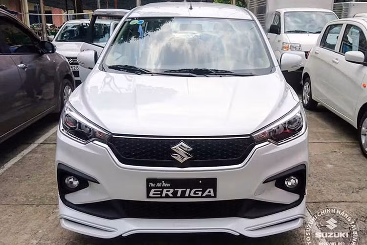 Việc kéo dài giúp xe có thêm không gian cho người ngồi cùng hành lý. Với 3 hàng ghế, xe thoải mái chứa được 7 người. Cụ thể, với thông số chiều dài 4.395 mm, chiều rộng 1.735 mm và cao 1.690 mm, Suzuki Ertiga 2019 mới dài hơn 130 mm, rộng hơn 40 mm so với đời trước nhưng chiều dài trục cơ sở vẫn là 2.740 mm so với bản tiền nhiệm.