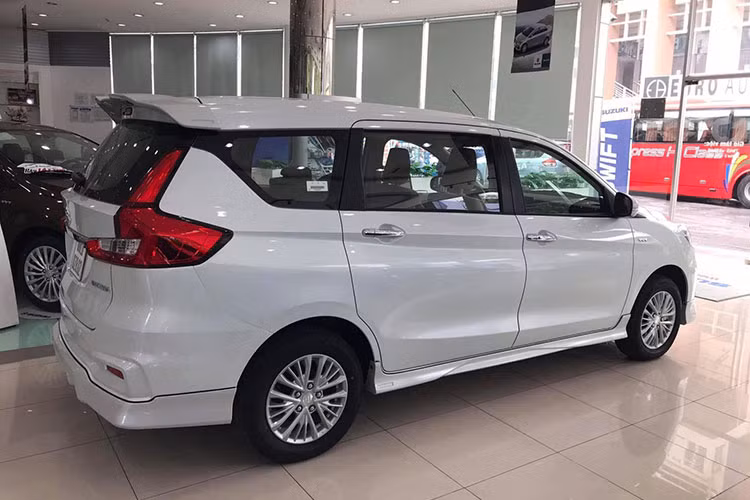 Giá xe Suzuki Ertiga 2019 với 4 phiên bản là GA, GL, GX và GX ESP dự kiến tại thời điểm này vẫn không có gì thay đổi so với đại lý thông báo trước đo. Cụ thể mức giá tương đương với các phiên bản từ 499 triệu đồng cho bản số sàn và 549 triệu đồng cho bản số tự động.