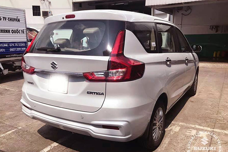 Phía sau Ertiga 2019 của Suzuki có thiết kế vuông vức, gọn gàng và không tạo cảm giác nặng nề, giữ lại tối đa không gian cho người ngồi và không gian chứa đồ nổi bật với cặp đèn hậu LED hình chữ L. Đèn phanh thứ 3 được tích hợp vào cánh lướt gió gắn trên cửa sau xe. Mâm xe thiết kế dạng hợp kim đa chấu, kèm lốp của Dunlop.