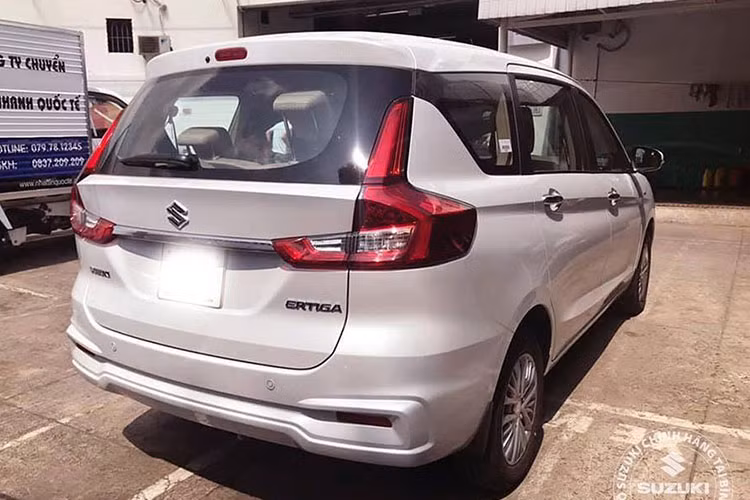 Phía sau Ertiga 2019 của Suzuki có thiết kế vuông vức, gọn gàng và không tạo cảm giác nặng nề, giữ lại tối đa không gian cho người ngồi và không gian chứa đồ nổi bật với cặp đèn hậu LED hình chữ L. Đèn phanh thứ 3 được tích hợp vào cánh lướt gió gắn trên cửa sau xe. Mâm xe thiết kế dạng hợp kim đa chấu, kèm lốp của Dunlop.