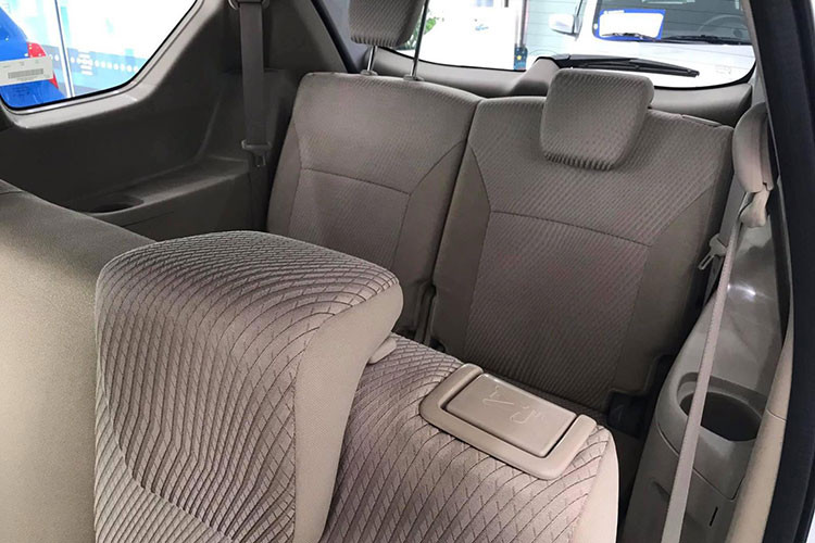 Khoang hành lý nay có dung tích 153 lít (lớn hơn 18 lít) khi dựng hàng ghế thứ, có thể mở rộng lên 550 lít (lớn hơn 50 lít) khi gập hàng ghế thứ ba và 803 lít (lớn hơn 68 lít) khi gập cả hàng ghế thứ ba và thứ 2. Xe cũng được trang bị điều hòa chỉnh cơ 1 vùng, gương chỉnh điện, khởi động nút bấm và cửa gió hàng ghế sau...