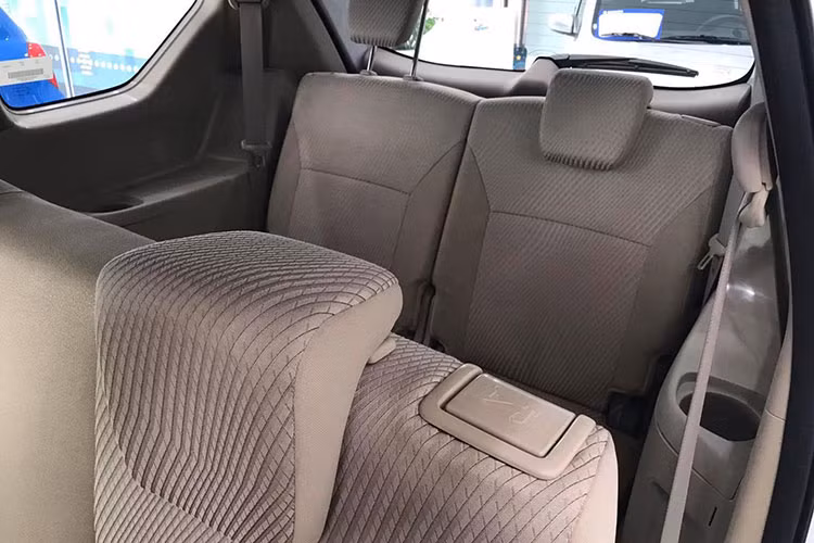 Khoang hành lý nay có dung tích 153 lít (lớn hơn 18 lít) khi dựng hàng ghế thứ, có thể mở rộng lên 550 lít (lớn hơn 50 lít) khi gập hàng ghế thứ ba và 803 lít (lớn hơn 68 lít) khi gập cả hàng ghế thứ ba và thứ 2. Xe cũng được trang bị điều hòa chỉnh cơ 1 vùng, gương chỉnh điện, khởi động nút bấm và cửa gió hàng ghế sau...