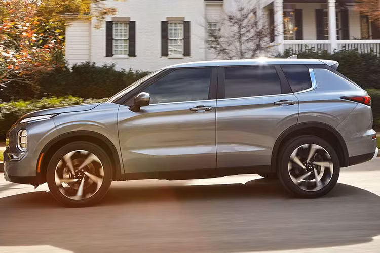 Không chỉ phiên bản PHEV của Mitsubishi Outlander 2022 dùng máy xăng thông thường cũng đang gặt hái thành công. Được biết, mẫu xe này đã ra mắt thị trường Úc vào hồi tháng 11/2021. Kể từ đó, đã có khoảng 7.000 - 8.000 khách hàng Úc đặt mua Mitsubishi Outlander thế hệ mới.