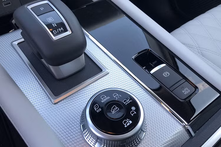 Những trang bị đáng chú ý khác của Mitsubishi Outlander PHEV 2022 bao gồm đèn pha LED, dải đèn LED định vị ban ngày, vành la-zăng có đường kính lên đến 20 inch và đèn hậu LED. Bên trong xe là không gian nội thất 5 chỗ hoặc 7 chỗ, tùy chọn. Có được điều đó là nhờ chiều dài tăng 15 mm, chiều rộng nới thêm 60 mm và chiều dài cơ sở nhỉnh hơn 35 mm. 