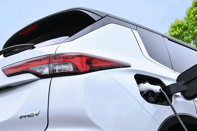 Như thông tin đã đưa, Mitsubishi Outlander PHEV 2022 vốn là phiên bản plug-in hybrid của Outlander mới. Xe được trang bị máy xăng 4 xi-lanh, dung tích 2.4L và 2 mô-tơ điện nằm trên 2 cầu. Mô-tơ điện trên cầu trước có công suất tối đa 114 mã lực và con số tương ứng của mô-tơ còn lại là 134 mã lực. Hệ truyền động này cho phép xe có thể chạy hết 87 km chỉ bằng mô-tơ điện. 