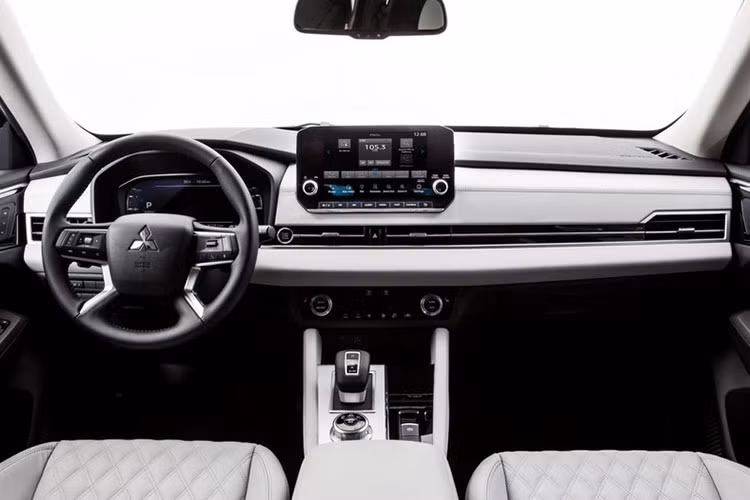 Thời gian sạc pin tiêu chuẩn của xe là 7,5 tiếng đồng hồ. Nếu người lái dùng sạc nhanh, thời gian sạc pin lên 80% là 38 phút. Ngoài ra, hệ thống phanh tái sinh năng lượng của xe có thể sạc 80% pin trong 94 phút.