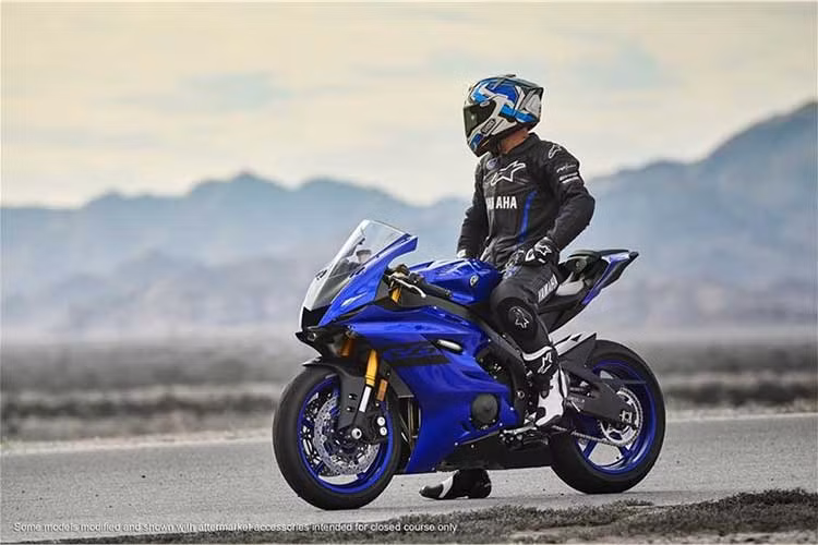 Mẫu xe môtô Yamaha R6 2018 huyền thoại sport-bike 600cc phiên bản màu mới nhất hiện được thông báo là sắp về Việt Nam. Trên một số chuyên trang mua bán xe máy và môtô phân khối lớn nhập khẩu tư nhân, giá Yamaha R6 mới hiện được chào giá tới trên 500 triệu đồng.