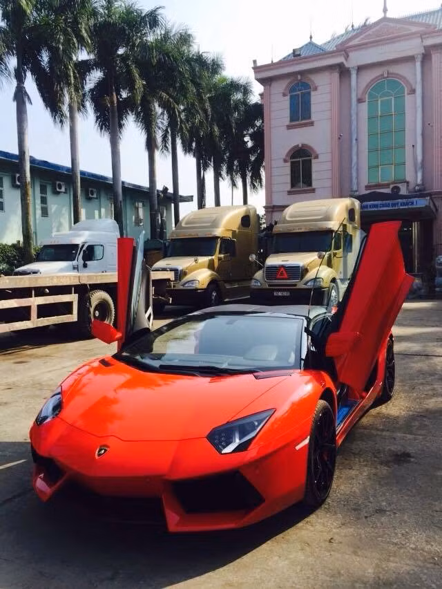 Được biết, đây là chiếc siêu xe Lamborghini Aventador thứ 4 tại Việt Nam và chiếc mui trần đầu tiên. Cả 3 chiếc còn lại đều thuộc phiên bản coupe.