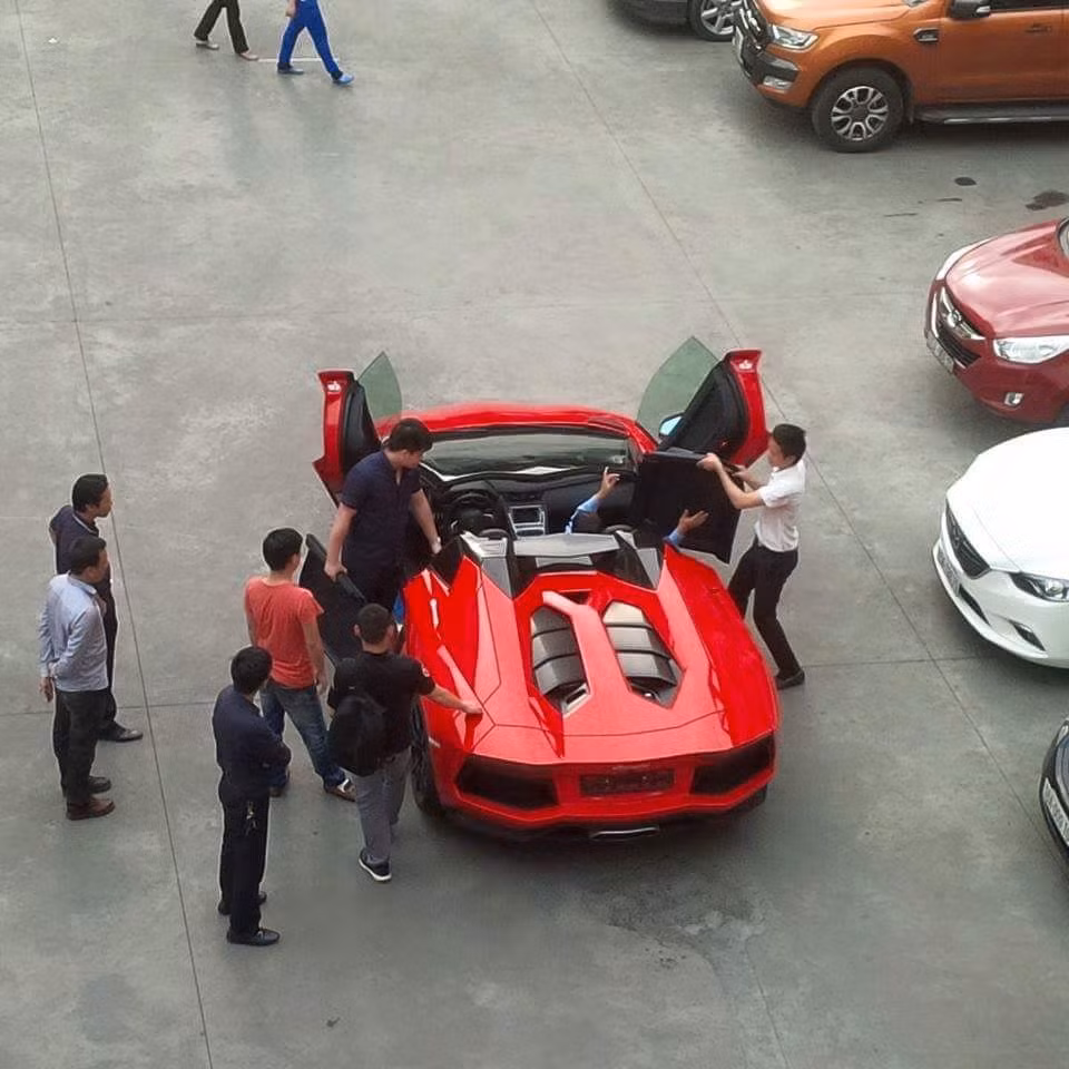 Với tần xuất "lăn bánh" cực ít, mỗi lần Lamborghini Aventador mui trần màu đỏ rực rỡ xuất hiẹn trên đường khiến ai cũng phải ngoái nhìn.