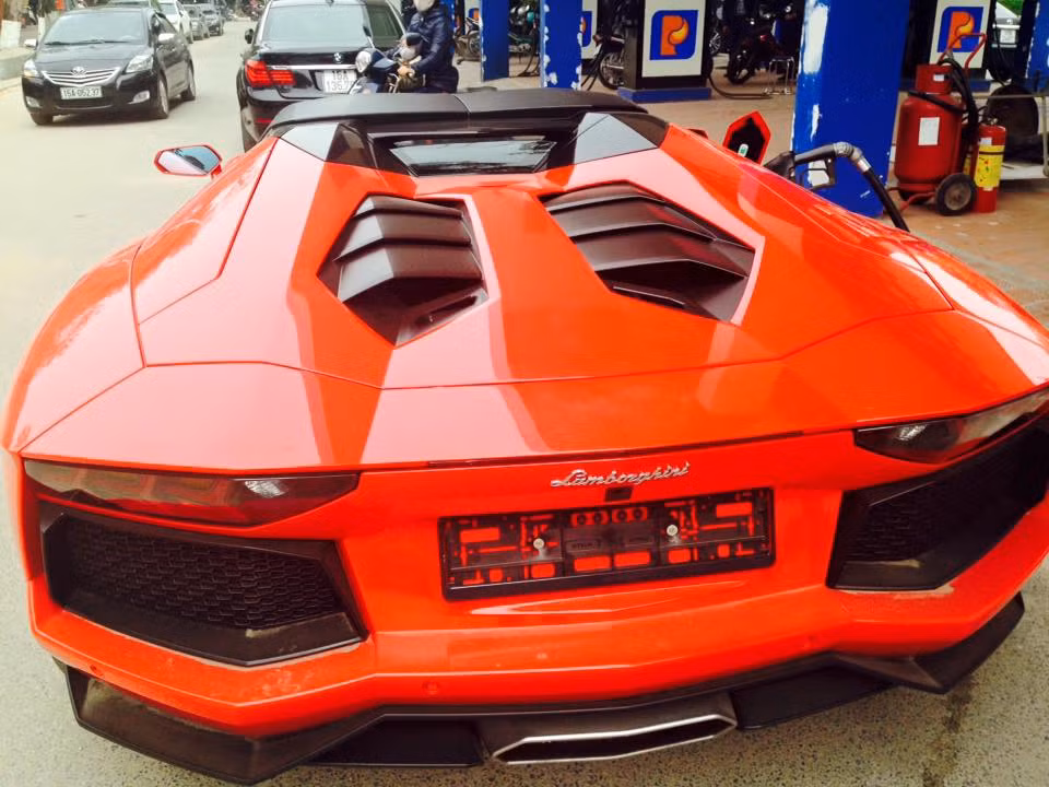 Với màu độc cùng kiểu dáng bắt mắt, siêu xe này hiện là hàng hiếm và là chiếc Adventado mui trần duy nhất tại Việt Nam tính đến thời điểm này. Theo giới thạo xe dự đoán, giá của "siêu bò" này khi về đến thị trường Việt sẽ có giá khoảng gần 25 tỷ đồng.