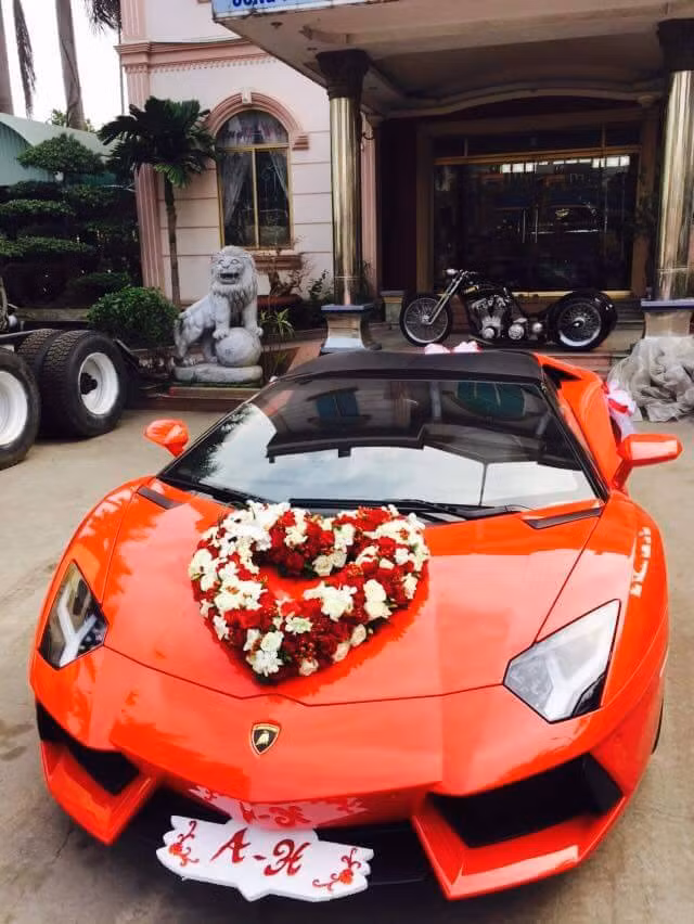 Tương tự phiên bản coupe, siêu xe Lamborghini Aventador LP700-4 Roadster cũng sử dụng động cơ V12, dung tích 6,5 lít, sản sinh công suất tối đa 700 mã lực và mô-men xoắn cực đại 690 Nm.