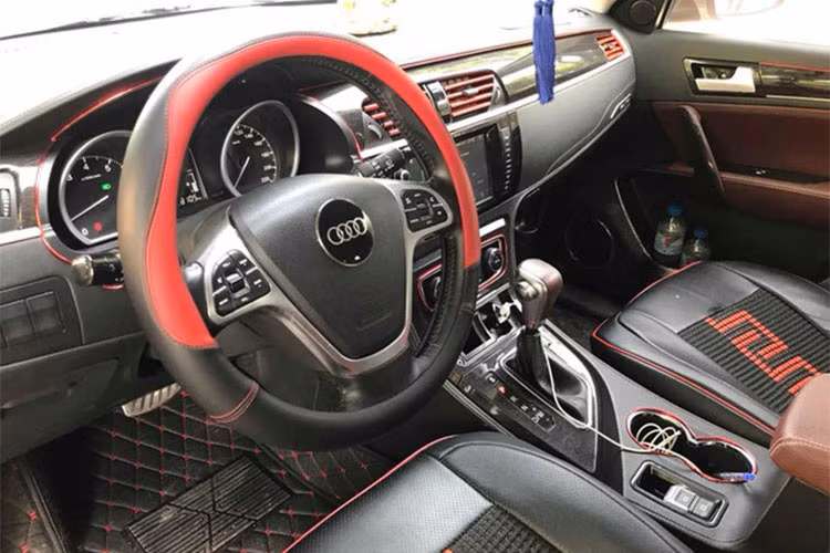 Công nghệ được xem là điểm mạnh mà Zotye để cạnh tranh các mẫu xe có tên tuổi lâu năm trên thị trường. Xe được trang bị hệ thống đề nổ bằng nút bấm, màn hình 8 inch cảm ứng, ghế chỉnh điện, vô-lăng tích hợp nhiều nút bấm, gạt mưa tự động, phanh đỗ điện tử và cửa sổ trời toàn cảnh… Chiếc xe này đã được chủ cũ bọc vô-lăng, ghế và trải sàn 4D.