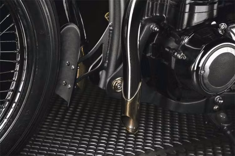 Động cơ giữ bộ chế hòa khí song song, một cặp ống mạ chrome và mạ vàng uốn cong quanh thân xe để hút thêm không khí làm mát cho động cơ. Các ống xả kép cũng được thiết kế tương tự, cong xuống phía trước động cơ.