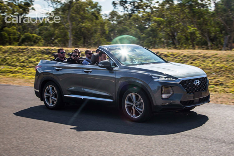 Hiện tại Hyundai vẫn còn kín tiếng về SantaFe mui trần, theo CarAdvice.com đồn đoán xe có thể sẽ được ra mắt vào năm 2019 với 1 phiên bản duy nhất có giá bán dự kiến 130.000 USD (khoảng hơn 3 tỷ đồng tại Úc) vì thế khiến nó trở thành chiếc xe “mác” Hyundai đắt tiền nhất được bán ra tại Úc nếu được thương mại hoá.