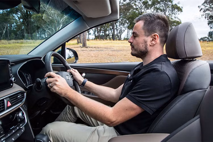 Hyundai đã đầu tư những công nghệ tinh túy nhất vào chiếc SUV 7 chỗ ngồi mui trần demo này. Hyundai Santa Fe Cabriolet mang một phong cách, một chất riêng chưa từng có trong gia đình Hyundai, đồng thời đánh dấu sự ra đời của phân khúc mới. Ngoài ra, Hyundai còn trang bị tính năng đỗ xe tự động, người lái dễ dàng thao tác chỉ với một nút bấm.