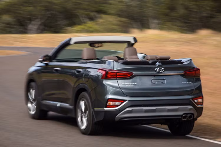 Về cơ bản, mẫu SUV Hyundai SantaFe thế hệ thứ 4 đã được cắt bỏ phần mui ở phía trên, hãng xe Hàn Quốc không trang bị cho xe cơ chế đóng mở mui tự động thường thấy trên các dòng xe mui trần, với mục đích chừa lại khoảng trống để giữ lại hàng ghế thứ 3 với 7 chỗ ngồi cho xe.