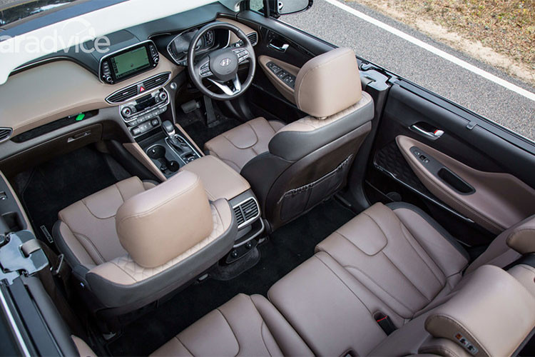 Với tài xế và 6 hành khách trên xe, chiếc xe SUV Huyndai SantaFe Cabriolet mới này thực sự hấp dẫn, tạo cảm giác lạ mắt khi nhìn vào chiếc xe mui trần chở đến 7 người, thay vì 2 hoặc 4 như trước đây. Đặc biệt công nghệ kính chắn gió mới được cấp bằng sáng chế của Hyundai còn ngăn gió thổi qua đầu hành khách ở hàng ghế cuối.