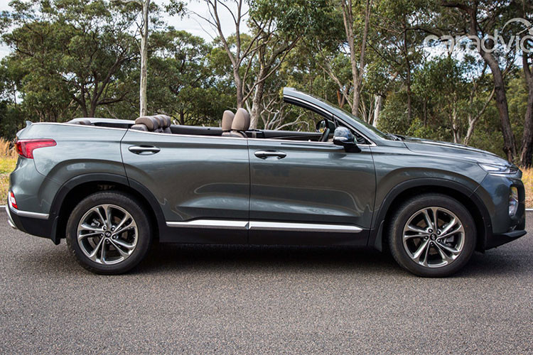 Theo đại diện của hãng xe này cho biết, chiếc Hyundai SantaFe mui trần Cabriolet 2019 được xem là mẫu xe kết hợp sự thú vị trong những chuyến dã ngoại cuối tuần và sự thực tiễn khi sử dụng hàng ngày, dưới dạng một chiếc SUV mui trần bảy chỗ ngồi dành cho cả gia đình.