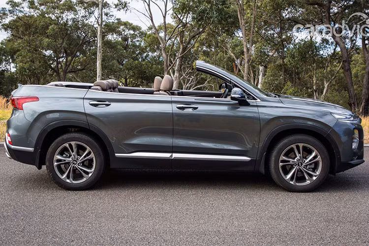 Theo đại diện của hãng xe này cho biết, chiếc Hyundai SantaFe mui trần Cabriolet 2019 được xem là mẫu xe kết hợp sự thú vị trong những chuyến dã ngoại cuối tuần và sự thực tiễn khi sử dụng hàng ngày, dưới dạng một chiếc SUV mui trần bảy chỗ ngồi dành cho cả gia đình.