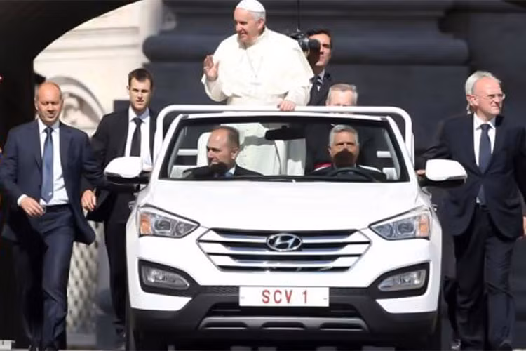 Trước đây, đã có một chiếc SantaFe mui trần được sản xuất dành riêng cho Đức Giáo Hoàng Pope Francis. Thực tế đã có nhiều mẫu SUV mui trần đã và đang được bán ra trên thế giới như: Range Rover Evoque Convertible hay Murano Crosscabriolet Convertible (bị khai tử vào năm 2014).