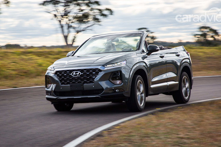 Hãng xe hơi Hàn Quốc vừa hé lộ mẫu xe Hyundai SantaFe Highlander Cabriolet 2019. Chiếc xe SUV mui trần 7 chỗ này được ví như tác phẩm điêu khắc nghệ thuật của thương hiệu Hyundai đình đám và được thiết kế bởi studio của hãng xe này ở châu Âu.