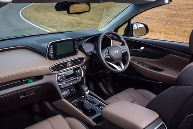 Nội thất của xe toát lên vẻ thanh nhã sang trọng, với ghế da tiêu chuẩn Highlander làm từ da bò Italy màu Kimchi. Mỗi hàng ghế đều có chức năng sưởi ấm chỗ ngồi. Hệ thống thông tin giải trí 8.0 inch tích hợp Apple CarPlay và Android Auto, sạc điện thoại không dây được nối với ứng dụng Auto Link Plus mới cũng được trang bị.