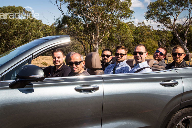 Về động cơ - không có thay đổi so với các phiên bản khác, nguyên mẫu Santa Fe mui trần sử dụng động cơ dầu 4 xy-lanh thẳng hàng (I4) dung tích 2.2L tăng áp (CRDi) cho công suất tối đa 197 mã lực và mô-men xoắn cực đại 440Nm, sức mạnh được truyền xuống bốn bánh (dẫn động 2 cầu thông minh HTRAC AWD) thông qua hộp số tự động 8 cấp (8AT).